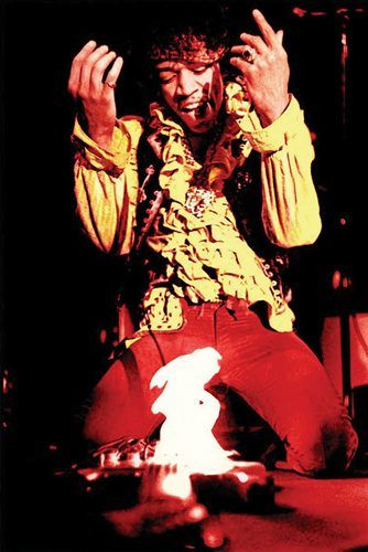 Jimi Hendrix, em 1968, durante a apresentação histórica no Monterey Pop Festival