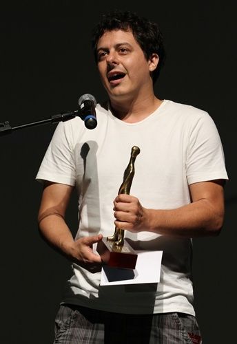 Sérgio Borges recebe prêmio por O Céu Sobre os Ombros