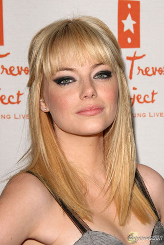 Emma Stone tingiu o cabelo de loiro para viver a personagem Gwen Stacy