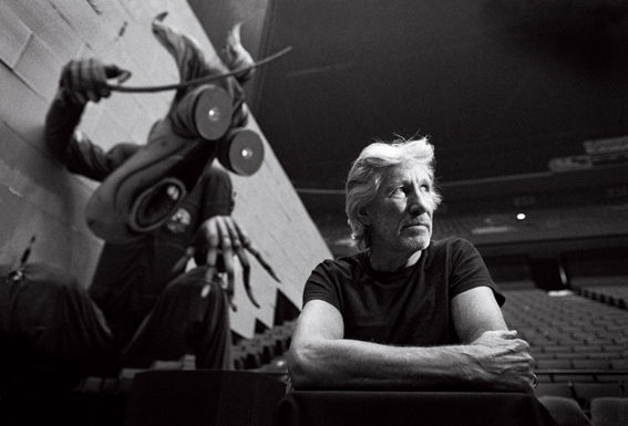 O boneco do "Professor" se avulta, e Roger Waters dá um tempo nos ensaios de The Wall, no Izod Center, em Nova Jersey (EUA)