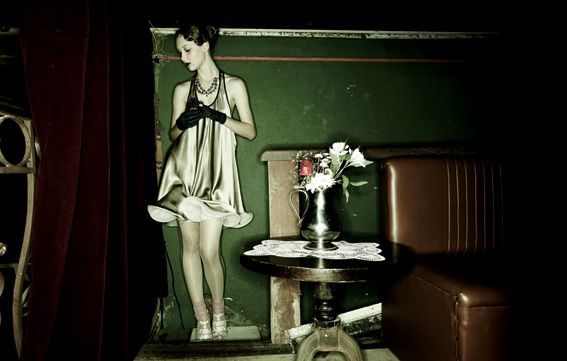 Por trás das Cortinas