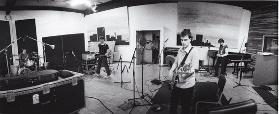 A época da gravação de Pinkerton não foi das melhores para Cuomo (à frente)