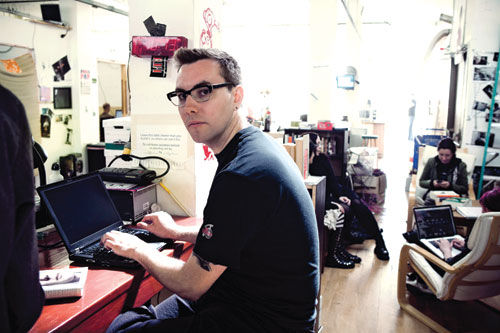 Jacob Appelbaum no coletivo de hackers de Noisebridge, que ele fundou antes de o FBI começar a segui-lo