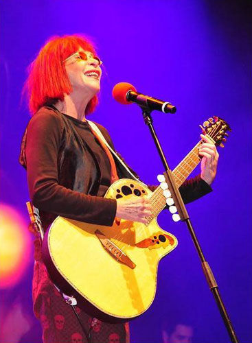 Rita Lee coloca algumas peças de roupa à venda em bazar