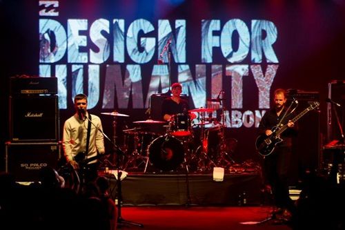 O White Lies apresentou canções inéditas do disco Ritual, que será lançado em janeiro de 2011