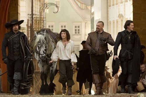 Matthew Macfadyen (na pele do mosqueteiro Athos), Logan Lerman (D'Artagnan), Ray Stevenson (Porthos) e Luke Evans (Aramis) em Os Três Mosqueteiros