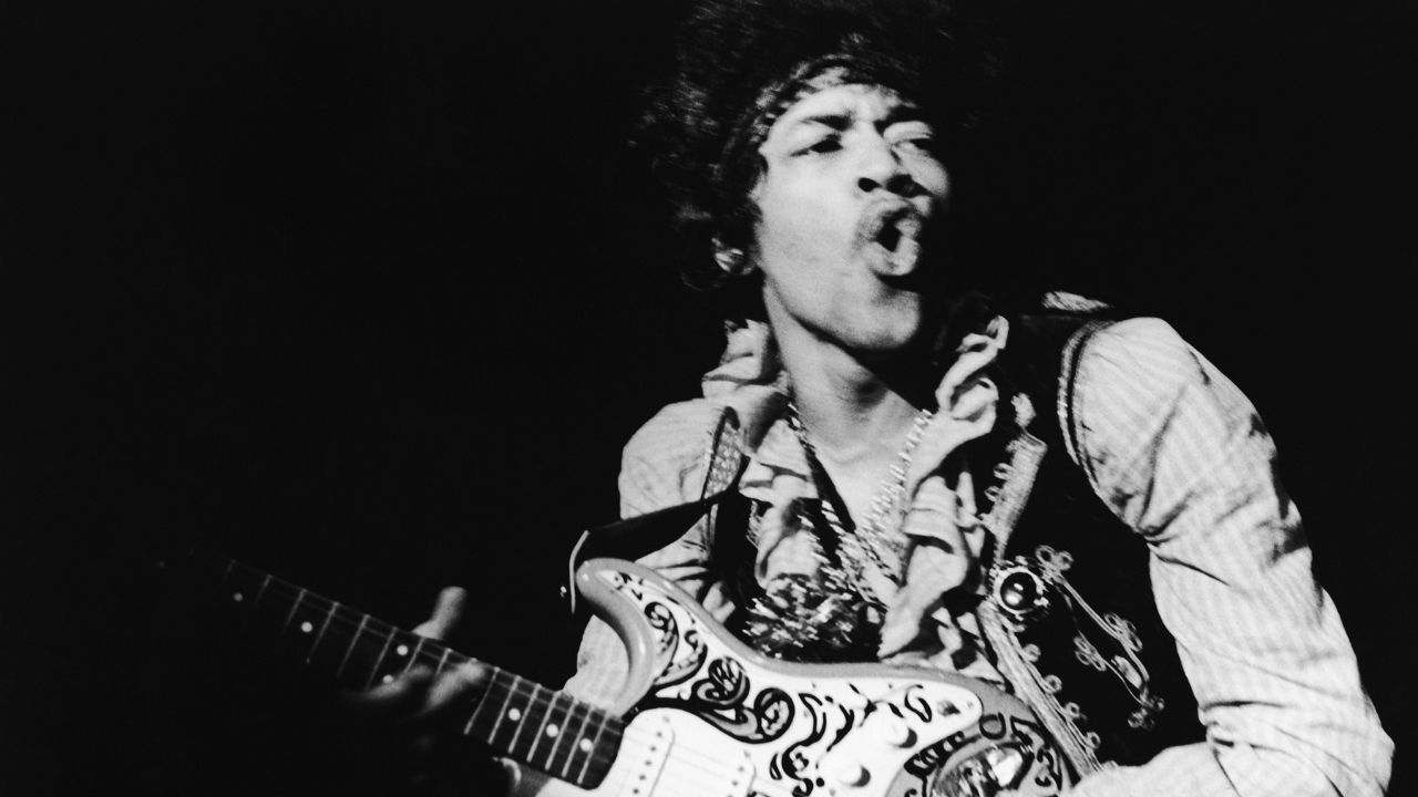 DIAS MELHORES Hendrix em 1967, quando chegou à Inglaterra. Em menos de três anos, ele sucumbiria às pressões da fama