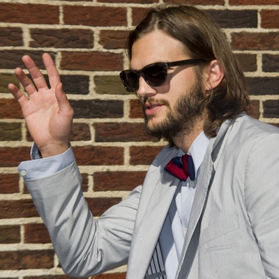 Ashton Kutcher entrando na gravação do programa de David Letterman