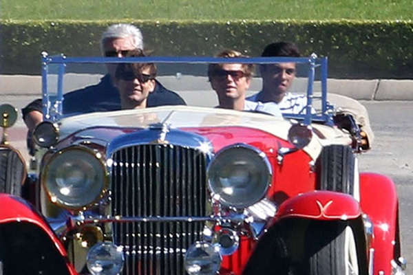 Tobey Maguire e Leonardo DiCaprio no set de gravação de O Grande Gatsby