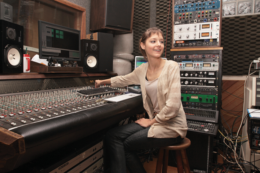 ESMERO Mallu Magalhães, no estúdio El Rocha, em São Paulo: atenção aos mínimos detalhes