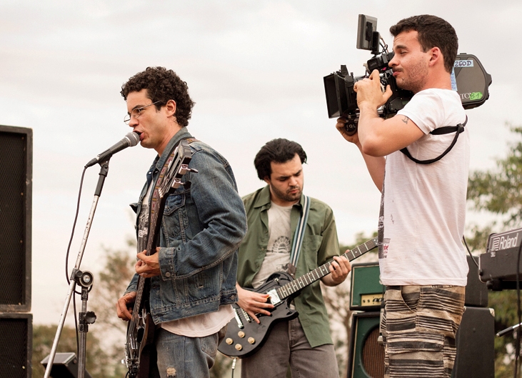 Thiago Mendonça filma a cena do show de Pato de Minas, o primeiro do Legião...