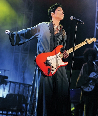 GRANDIOSIDADE E ENERGIA Prince entreteve a plateia por mais de 2h30...