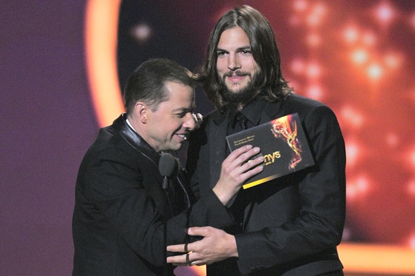 Jon Cryer e Ashton Kutcher demonstraram entrosamento como novos parceiros de Two and a Half Men