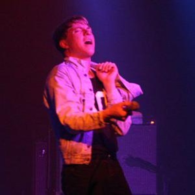 Jonathan Pierce, vocalista do The Drums, critica músicas do Kings of Leon