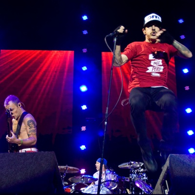 O baixista Flea e o vocalista Anthony Kiedis dão inícios aos trabalhos do Red Hot Chili Peppers na Arena Anhembi na noite desta quarta, 21