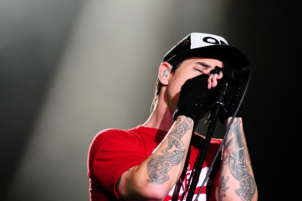 Show do Red Hot Chili Peppers começou com "Monarchy of Roses"