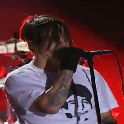Anthony Kiedis veste camisa com o rosto de Rafael Mascarenhas