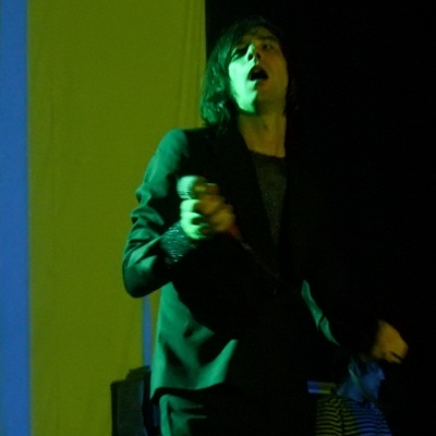 Bobby Gillespie é desajeitado, porém elegante e cool no palco