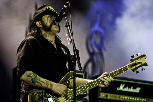 Lemmy, do Motörhead, no Rock in Rio. Banda chamou o Andreas Kisser para tocar na última música do show, "Overkill"