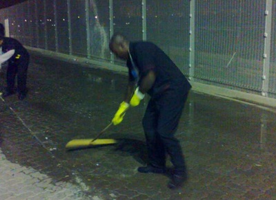 Banheiros do festival entraram em colapso na noite do domingo: com vazamentos, cheiro forte de urina espalhou-se por diversas áreas da Cidade do Rock