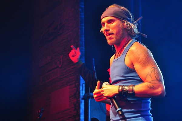 A banda Macaco se apresenta na festa de aniversário da Rolling Stone Brasil