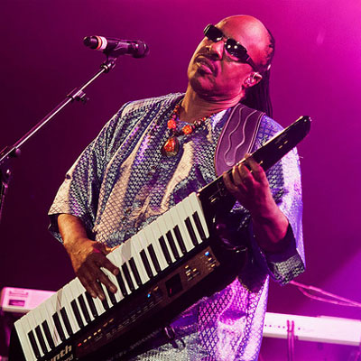 Stevie Wonder empolga público com sucessos de sua carreira