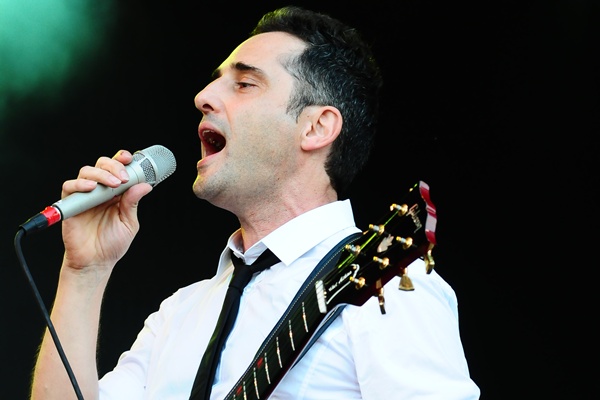Jorge Drexler, de camisa e gravata, chamou o público para cantar "Ao Otro Lado del Rio"
