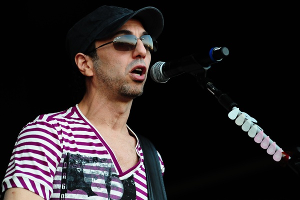 Zeca Baleiro fechou a apresentação com a canção "Toca Raul", em homenagem ao músico Raul Seixas