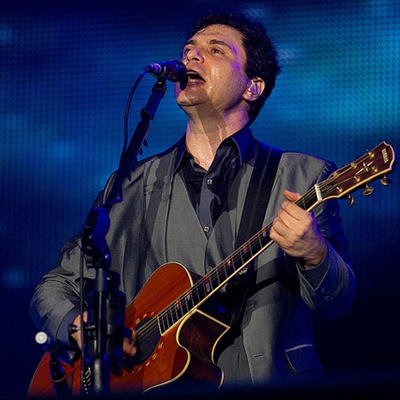 Frejat abriu o Palco Mundo no início da noite deste sábado, 1. O show contou com um medley de diversos artistas, como Cássia Eller, Tim Maia e Legião Urbana.