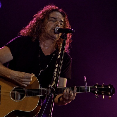 O Maná foi a primeira banda internacional a tocar no Palco Mundo neste sábado, 1. A banda do vocalista Fhel Olvera abriu o show com a música "Lluvia".