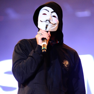 O Detonautas de Tico Santa Cruz foi a primeira banda nacional a se apresentar no Palco Mundo no último dia do Rock in Rio. A banda começou o show com "Mercador das Almas".