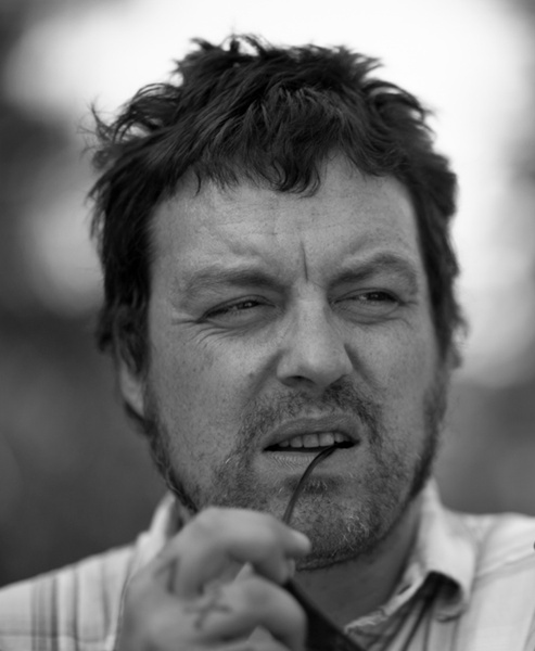 Mikey Welsh, ex-baixista do Weezer, morreu no sábado, 8