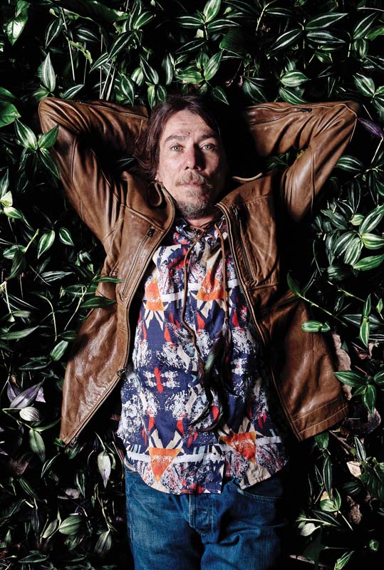 Com a calma de um monge, Lenine vive baseado no equilíbrio a sua volta.