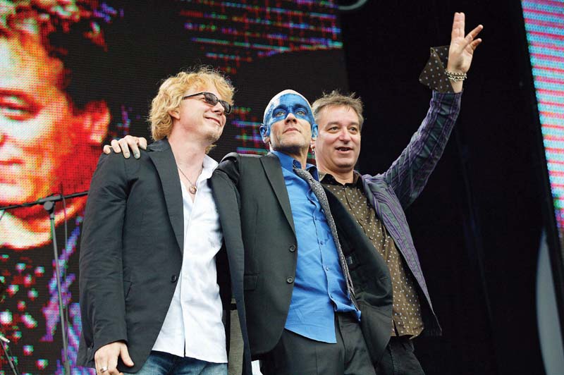 É O FIM DO MUNDO? Mike Mills, Michael Stipe e Peter Buck (a partir da esq.), em show recente.