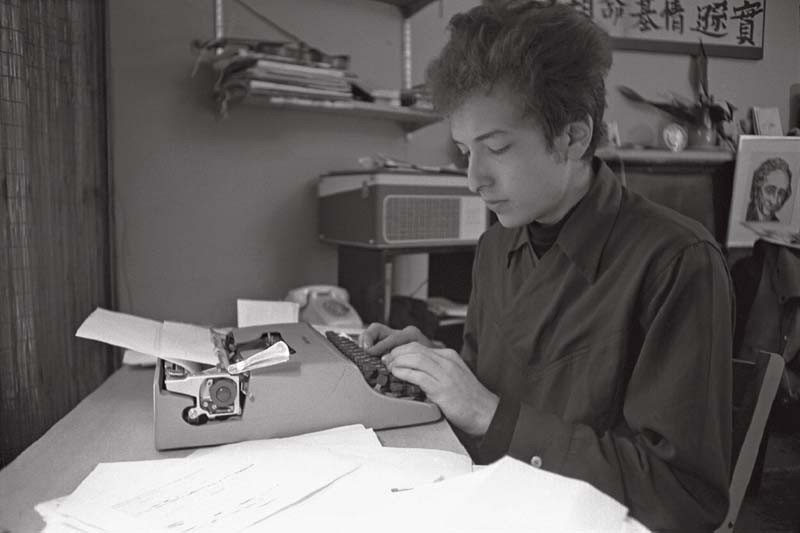 1964 Dylan em seu apartamento, em Nova York, no bairro de Greenwich Village