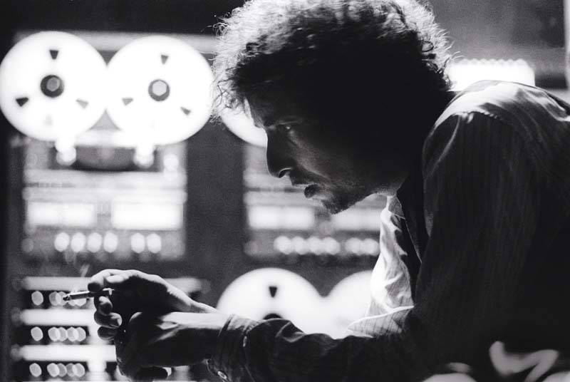 1975 Blood on the Tracks nasceu de um casamento fracassado. “Um monte de gente me diz que gosta do álbum. Mas, para mim, é difi cil entender como as pessoas apreciam aquele tipo de dor”, falou Dylan