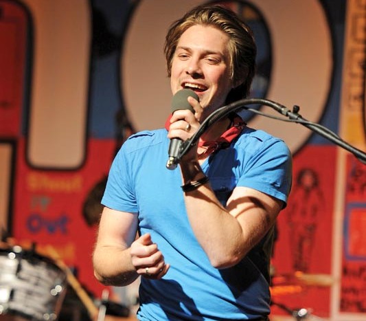 COMPREENSÃO Taylor Hanson exalta a paciência da esposa com as turnês