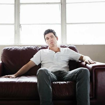 Noel Gallagher fala sobre o fim do Oasis, do vício em compor e sobre não sentir falta nenhuma da convivência com o irmão e desafeto, Liam