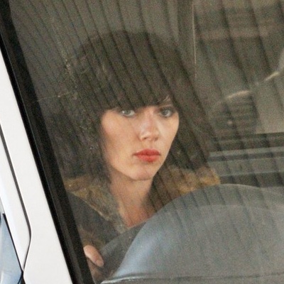 Scarlett Johansson aparece no set de seu novo filme