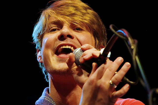 Taylor Hanson e seus irmãos mostraram hits, mas também aproveitaram para apresentar faixas do disco Shout it Out, que não foi lançado no Brasil