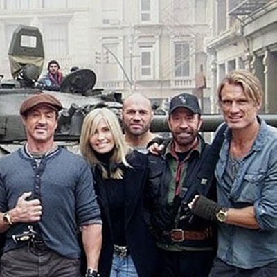 Os atores Sylvester Stallone, Chuck Norris e Dolph Lundgren junto a membros da equipe do filme