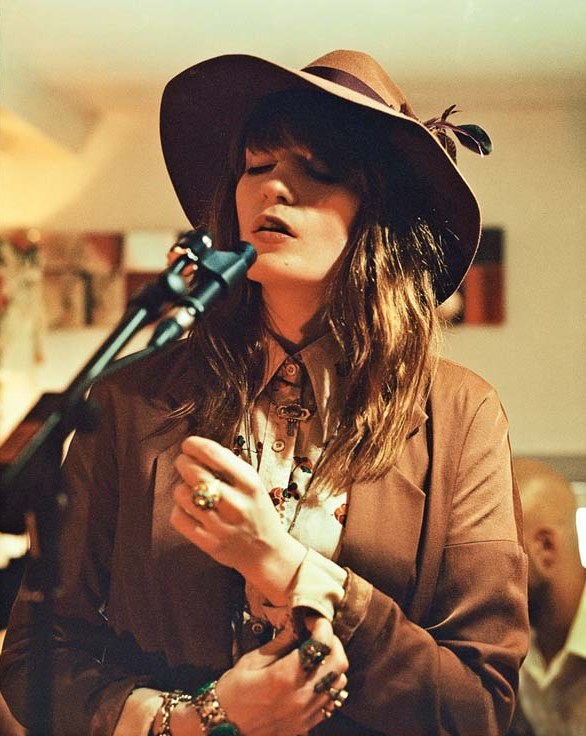 OBSERVADORA Florence se distrai com os fãs dos Beatles