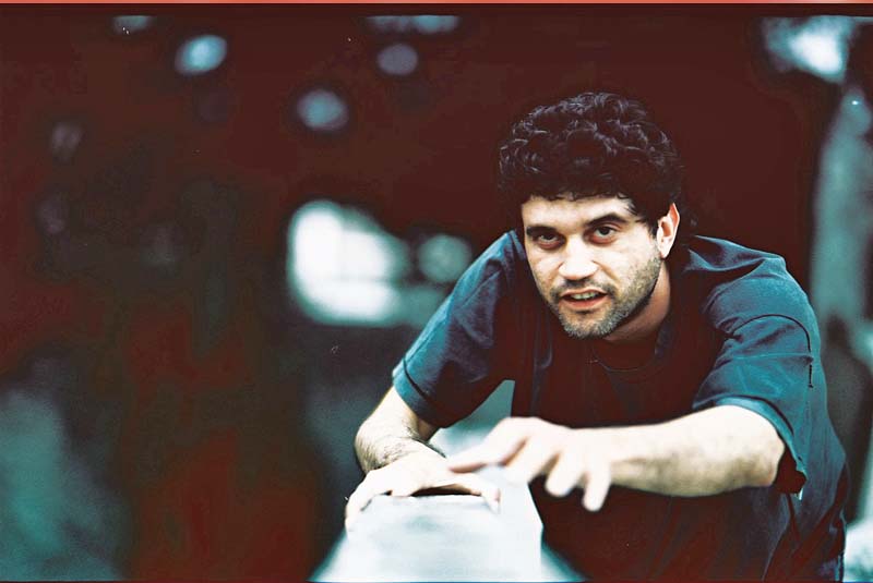 ELE E A CANÇÃO O músico diz ter cometido um sucídio para recomeçar