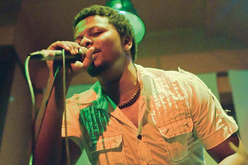 FERINDO O SISTEMA Azagaia no primeiro show após sua prisão por porte de maconha, no bar Gil  Vicente, em Maputo. Em outra ocasião,