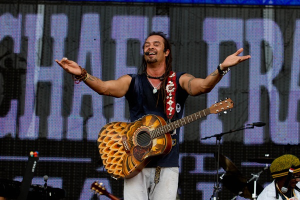 "Minha música é sobre construir pontes, não muros", disse Michael Franti ao público
