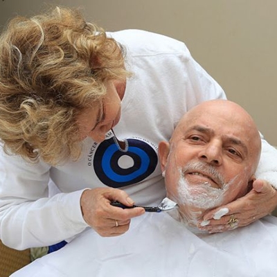 A ex-primeira dama Marisa Letícia raspou a barba e o cabelo de Lula