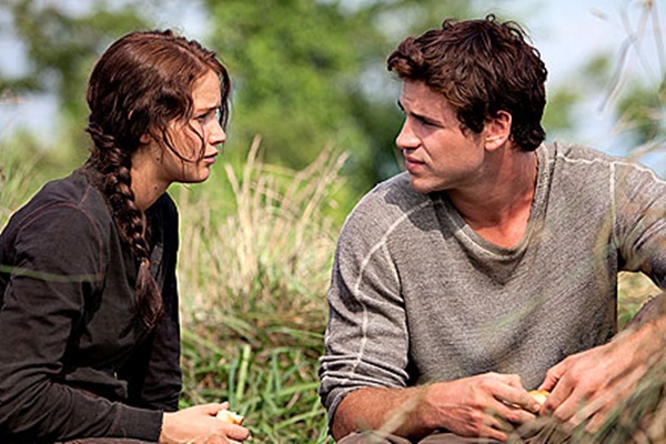 Jennifer Lawrence e Liam Hemsworth em cena de Jogos Vorazes
