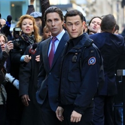 Bale e Joseph Gordon-Levitt, rodando Batman: O Cavaleiro das Trevas Ressurge