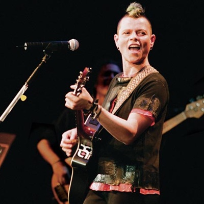 PUNK ROCK Cássia Eller, em show em São Paulo, em 1999: ao vivo, a personalidade explosiva da cantora proporcionava momentos musicais históricos