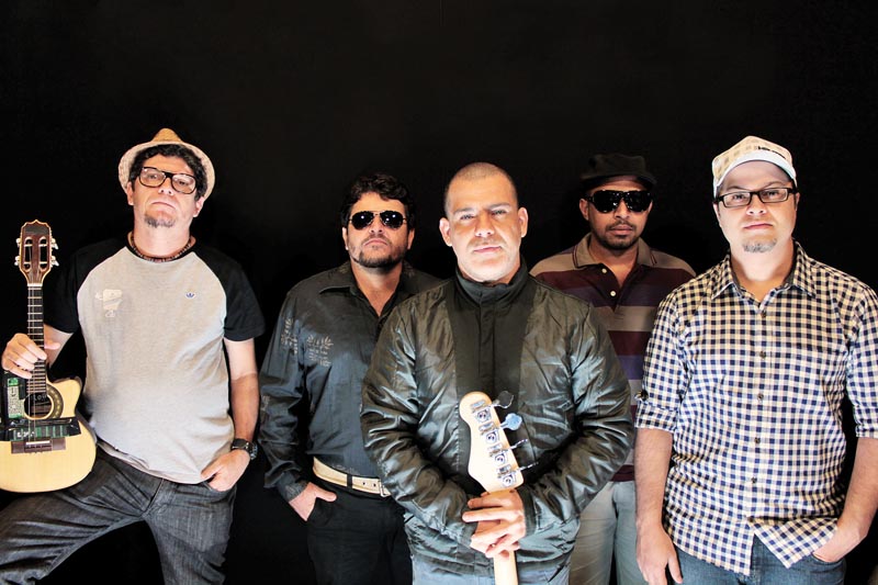 LIVRE Zero Quatro (esq.) com o mundo livre s/a